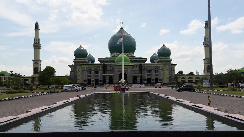 Ayola First Point Hotel Pekanbaru Exterior foto
