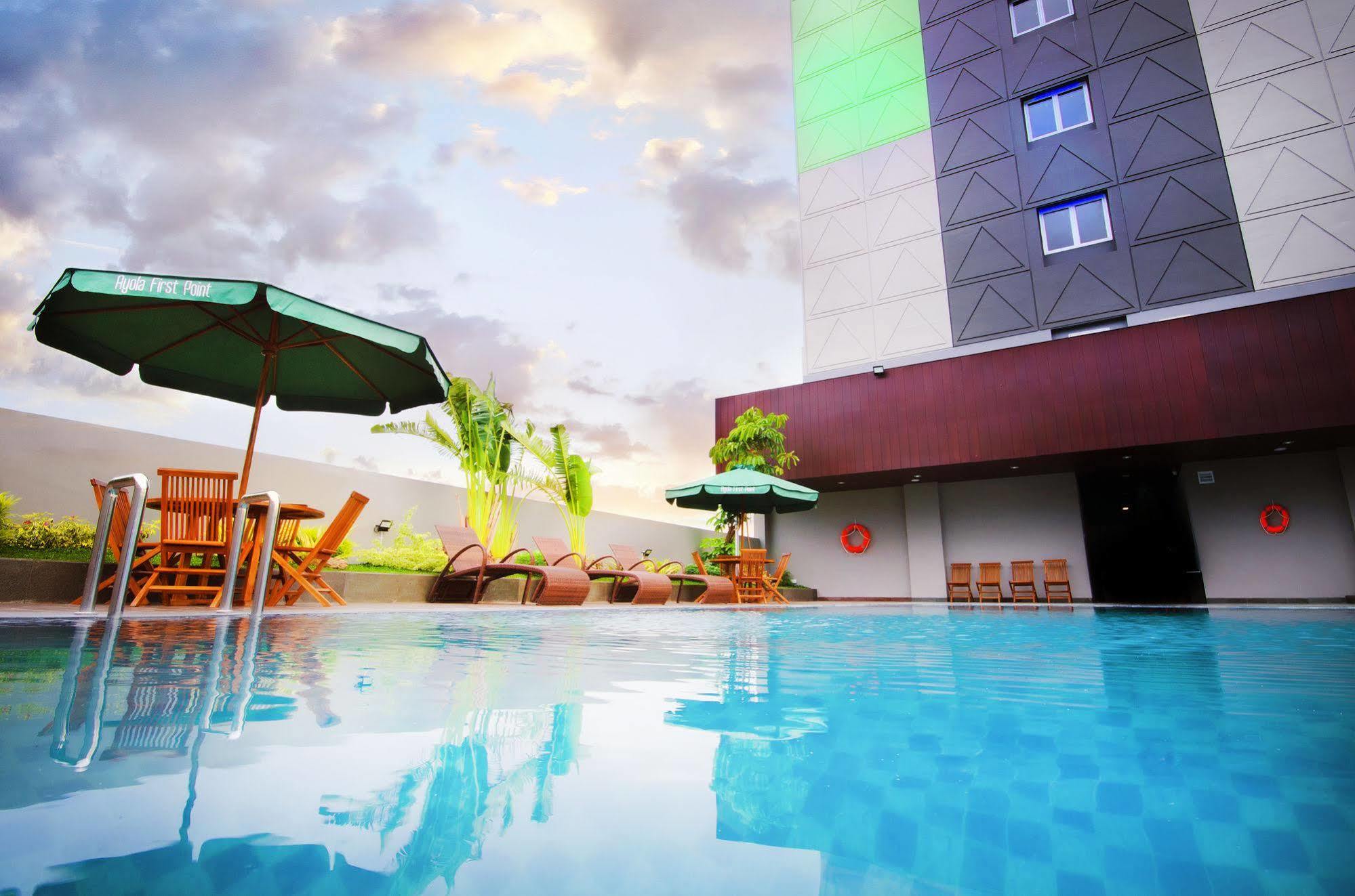 Ayola First Point Hotel Pekanbaru Exterior foto