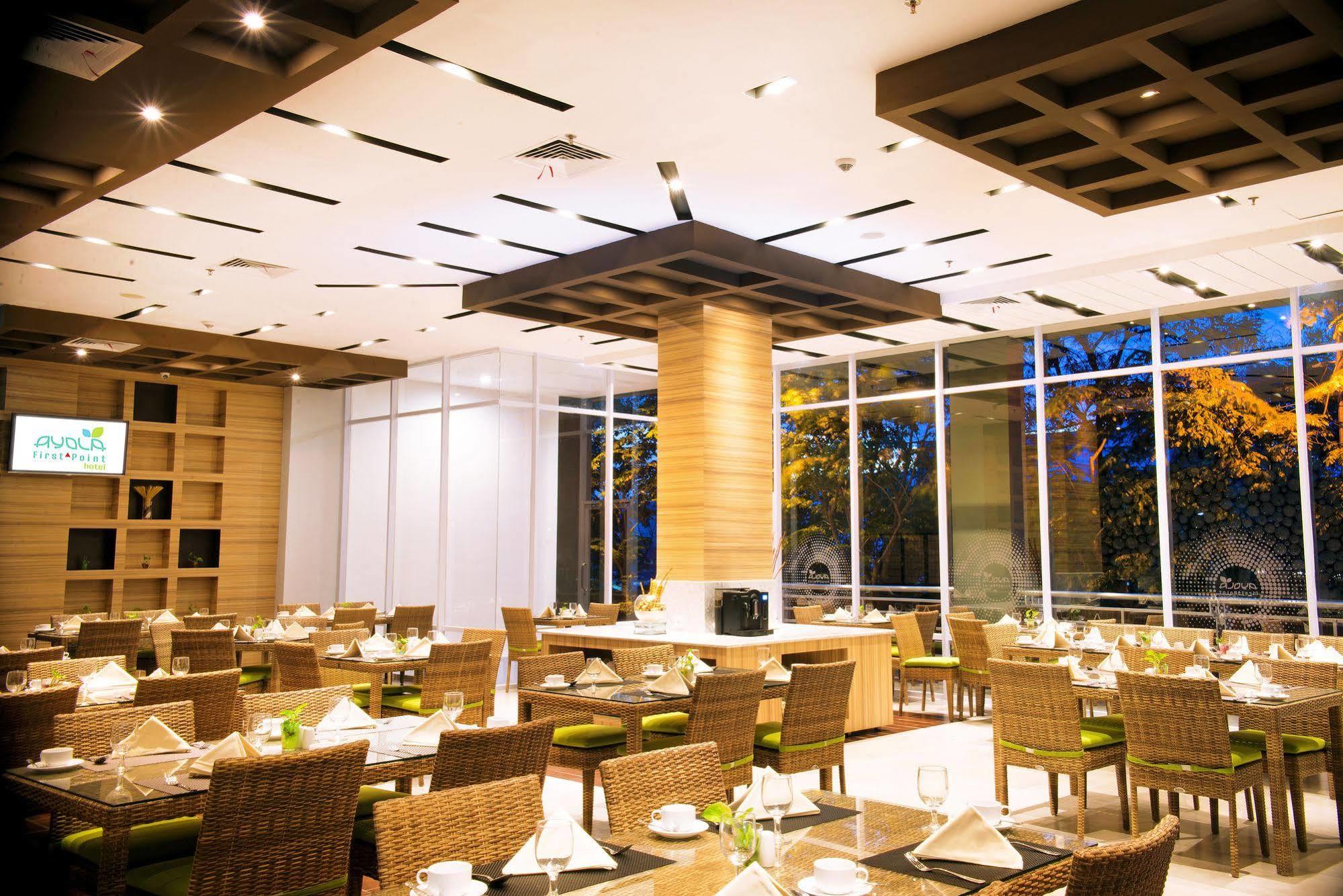 Ayola First Point Hotel Pekanbaru Exterior foto